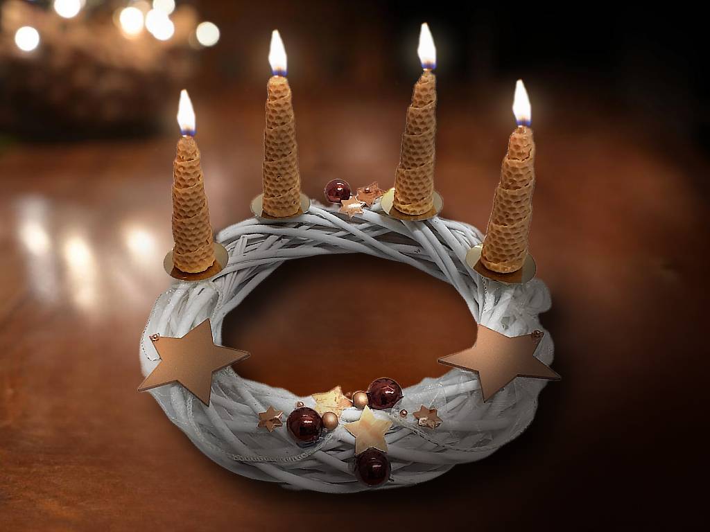 Věnec proutěný adventní s dekorací ∅ 25 cm bílý