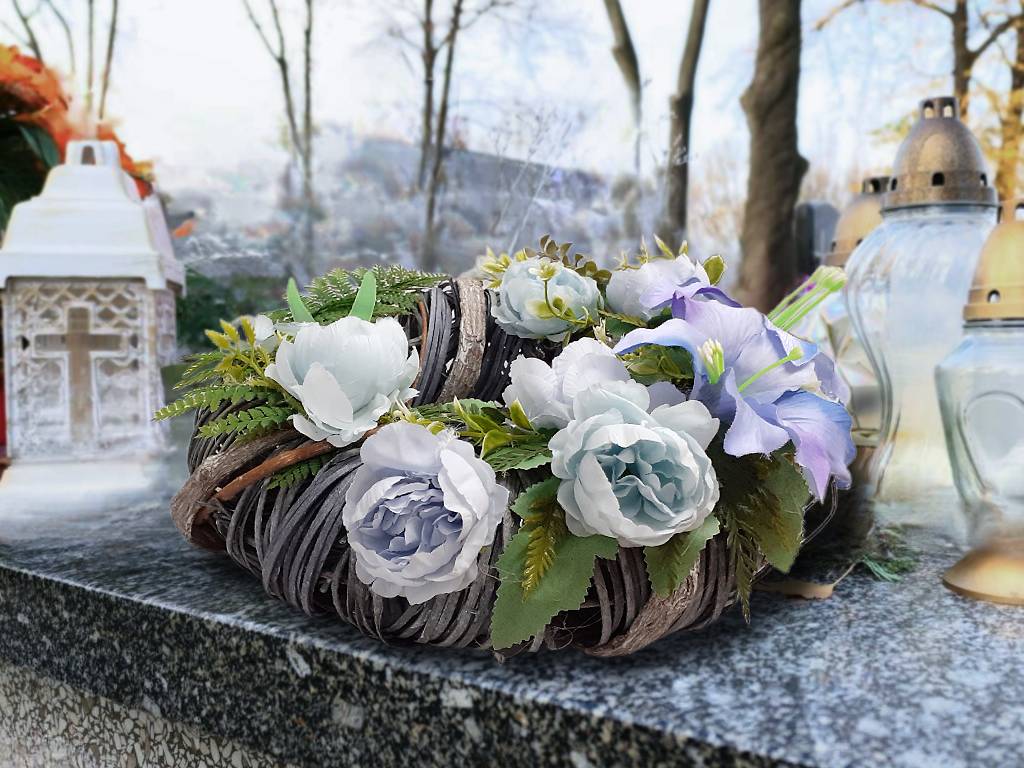 Věnec proutěný s dekorací ∅ 30 cm šedý