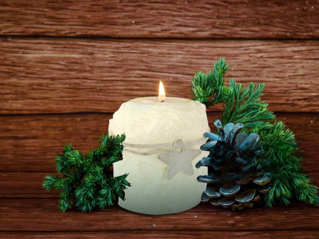 Svíčka dekor sníh 6 cm x 6 cm bílá