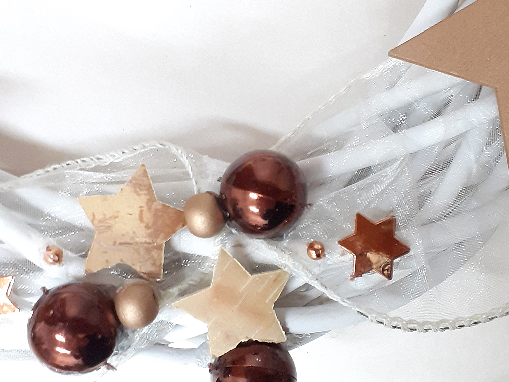 Věnec proutěný adventní s dekorací ∅ 25 cm bílý